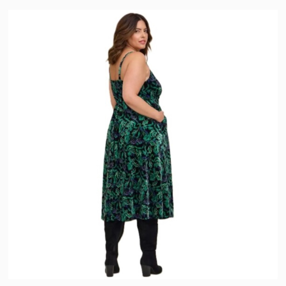 NWT Torrid 2  Midi Velvet Skater Floral Pocket Dress. - Picture 3 of 3